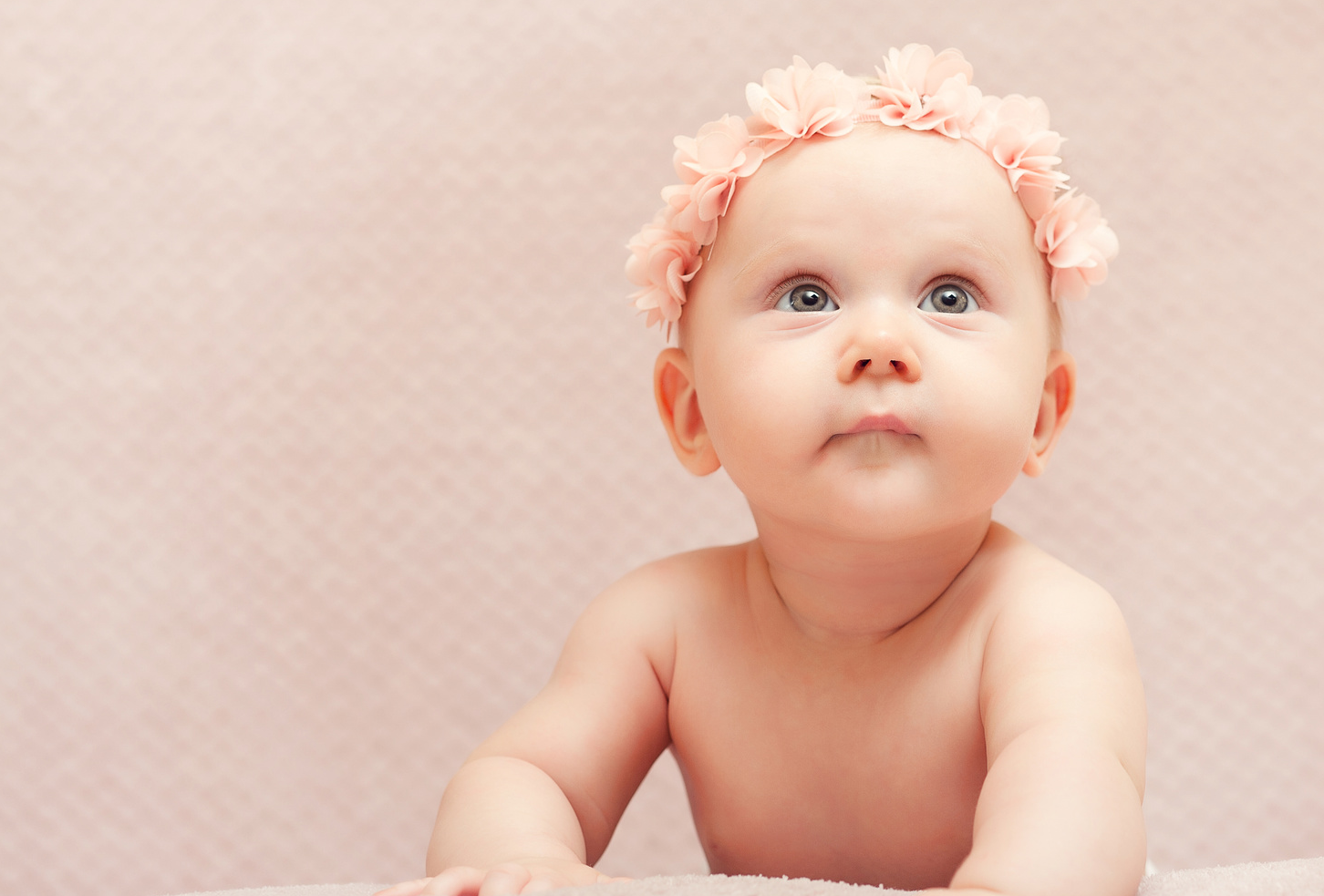 8 Adorable Ideas to Brighten Up Your Baby Photos